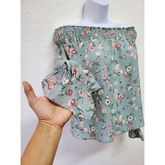Sadie Robertson Off the Shoulder Smocked Floral Blouse Sz Small - Picture 2 of 5